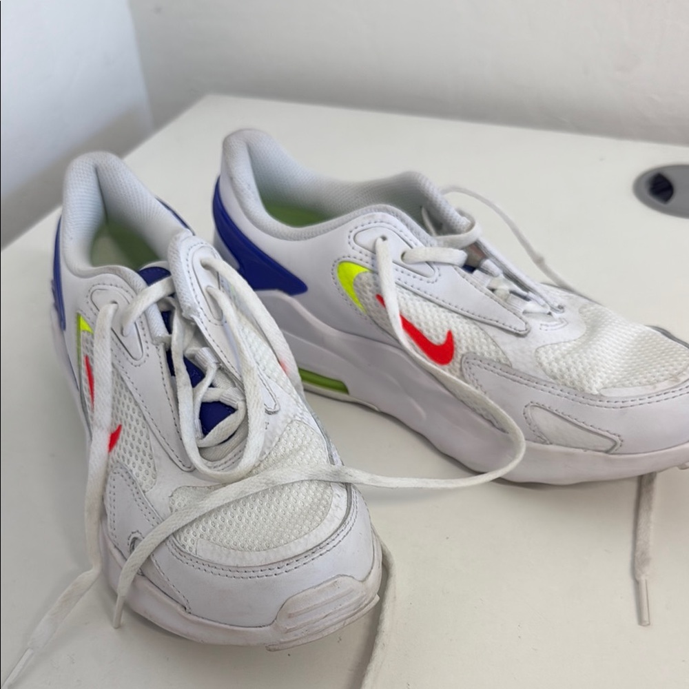 Nike White and Red Sneakers Classic Design - Picture 2 of 4